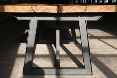 kovová konstrukce stolu z masivu, kovonamiru.eu